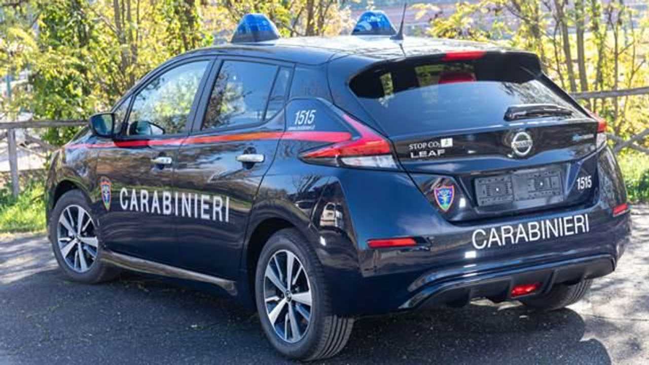Il ministro Costa consegna Nissan Leaf e Subaru Forester ai carabinieri