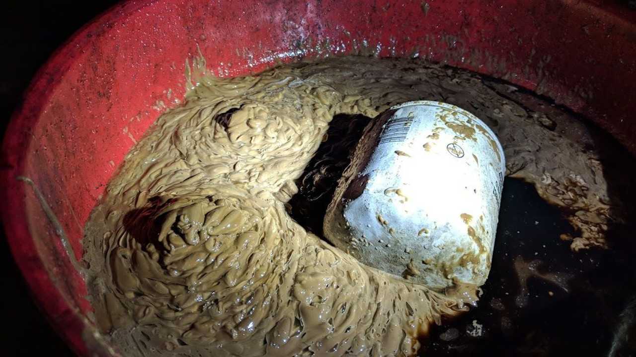 Motor lleno de aceite en mal estado, drenaje
