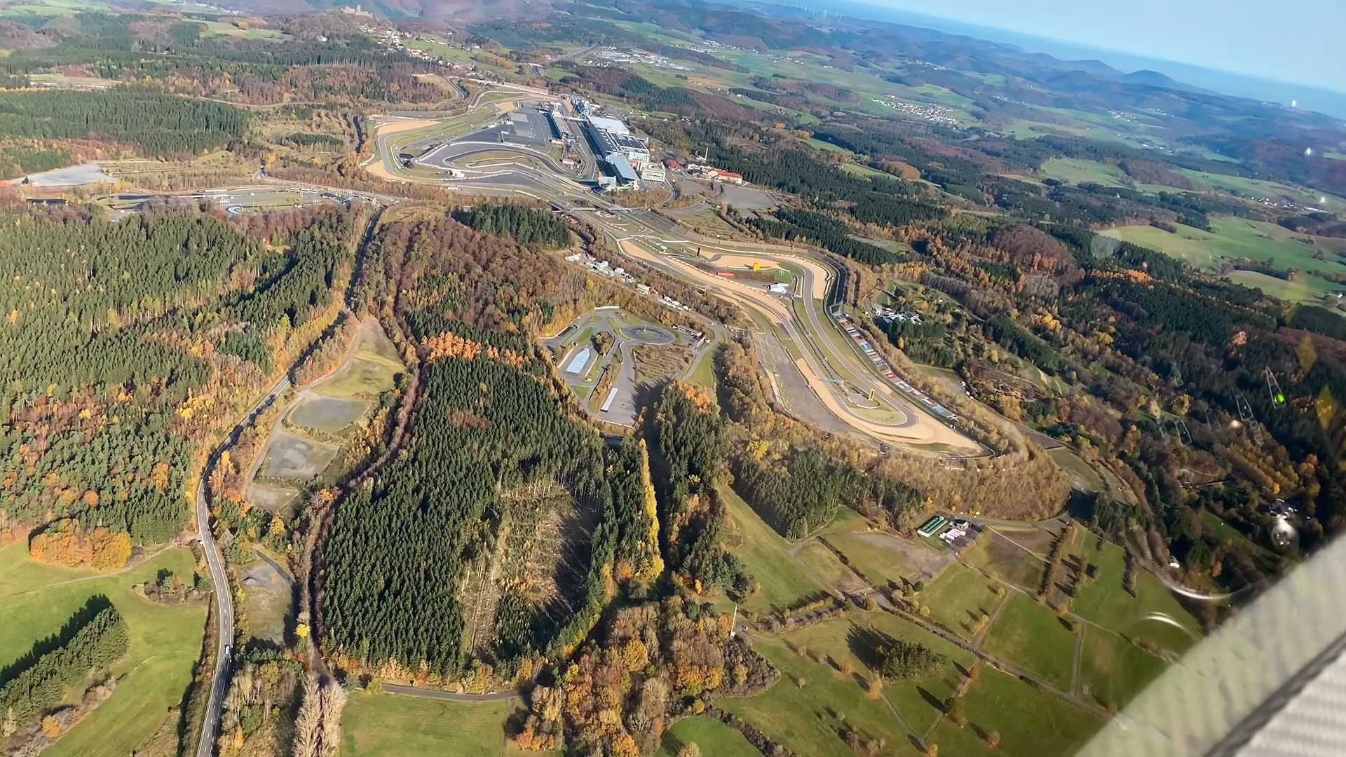 Посмотрите на Нюрбургринг с высоты птичьего полета