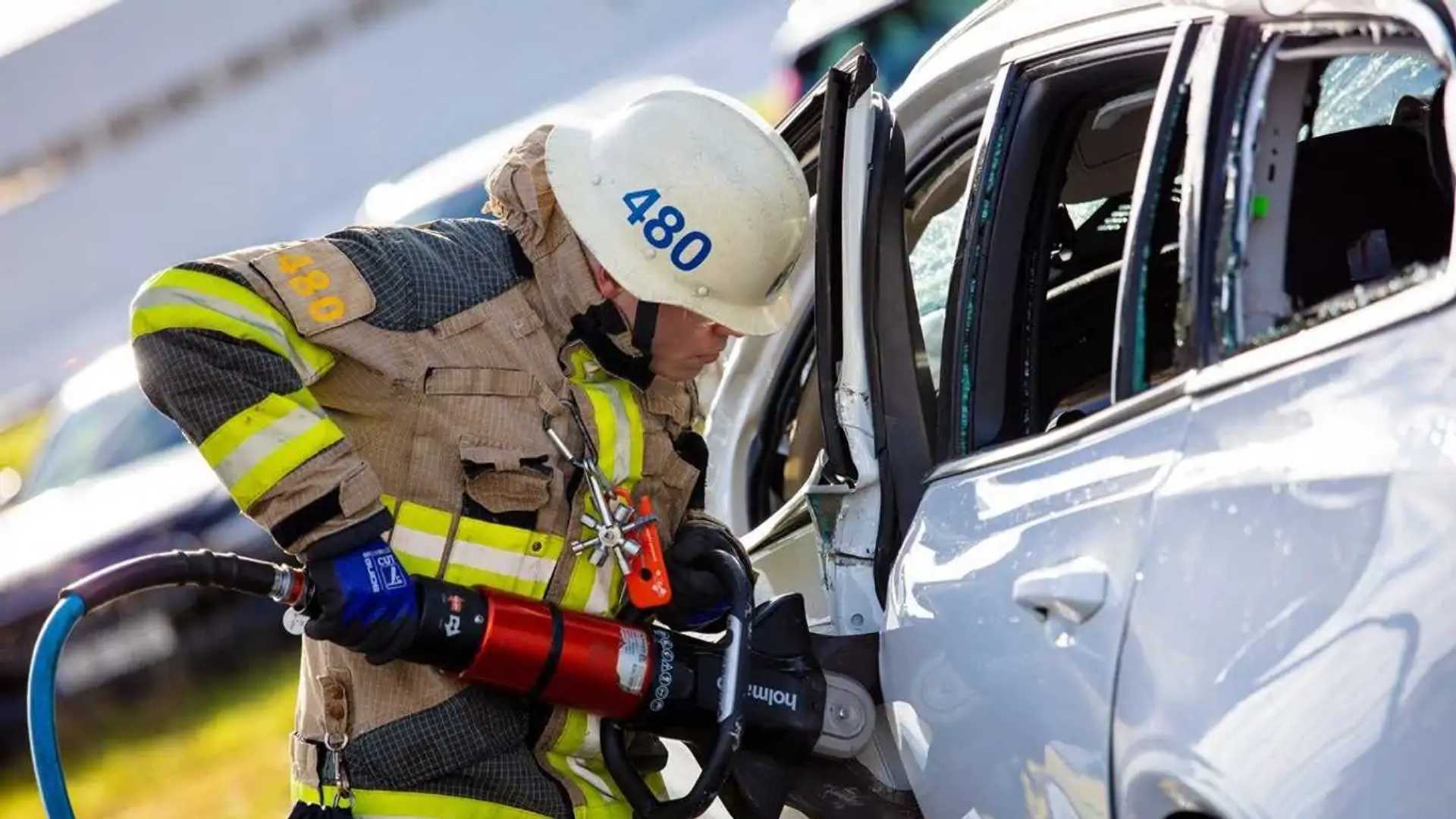 Volvo - Crash-test derrubando carro de um guindaste