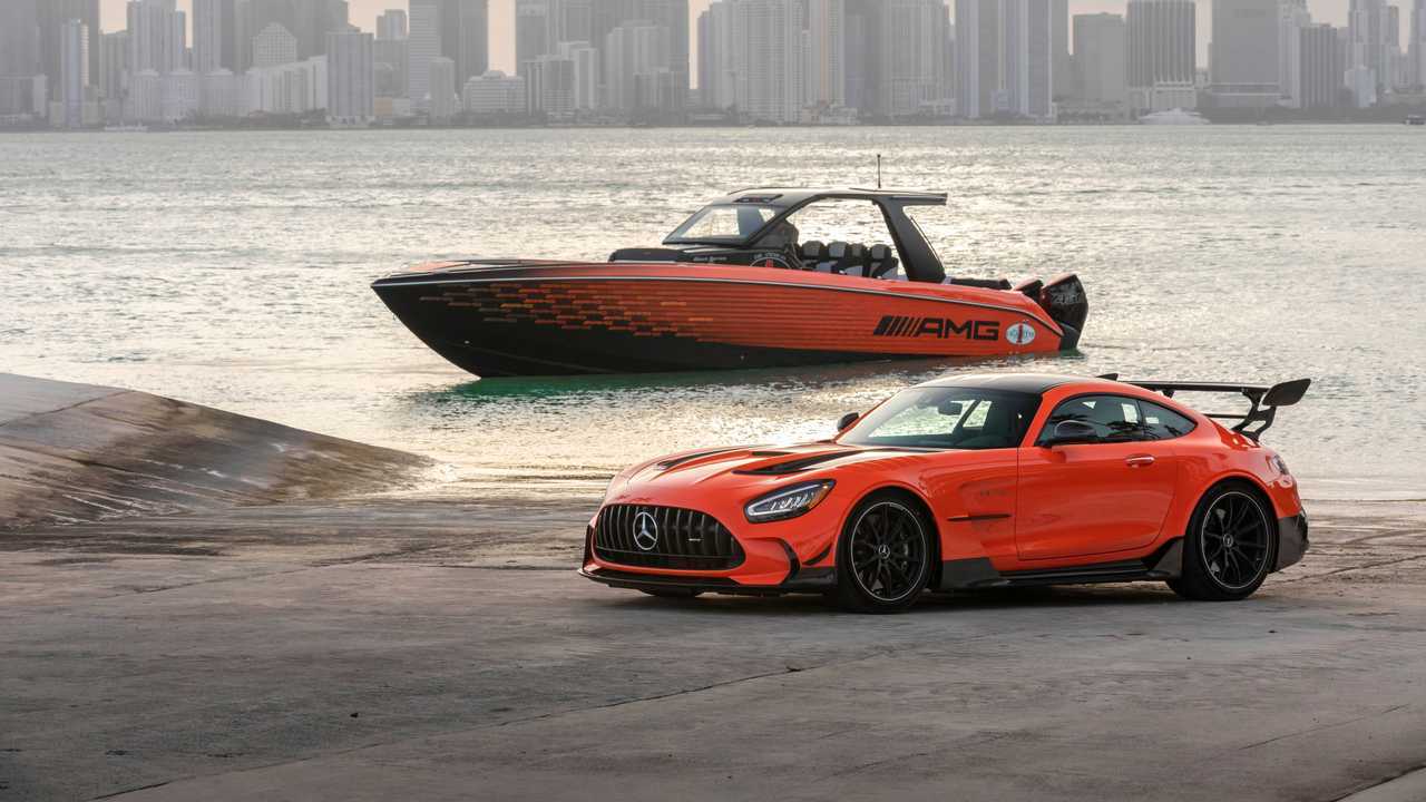 Cigarette 41’ Nighthawk AMG Black Series, il motoscafo Mercedes da 2281 CV