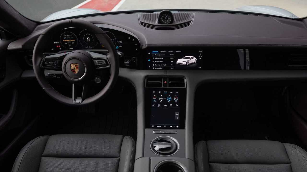 Салон Porsche Taycan Cross Turismo