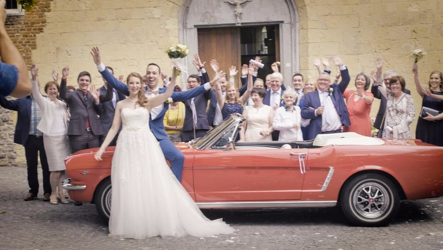 La Mustang et les mariés