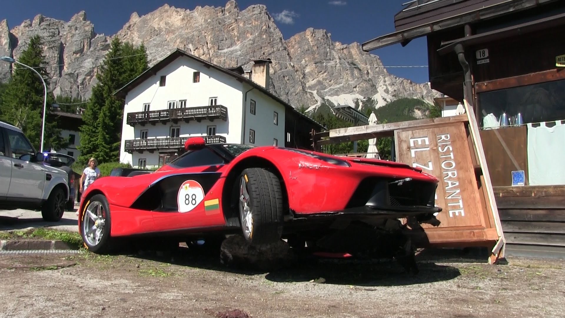 4 milyon USD'lik LaFerrari kayaya çarptı!