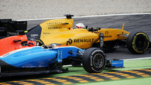 Kevin Magnussen, Renault Sport F1 Team RS16 and Esteban Ocon, Manor Racing MRT05 battle for position