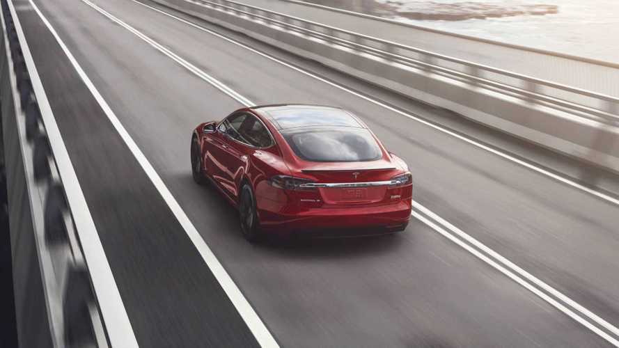 Продажи Tesla упали на треть