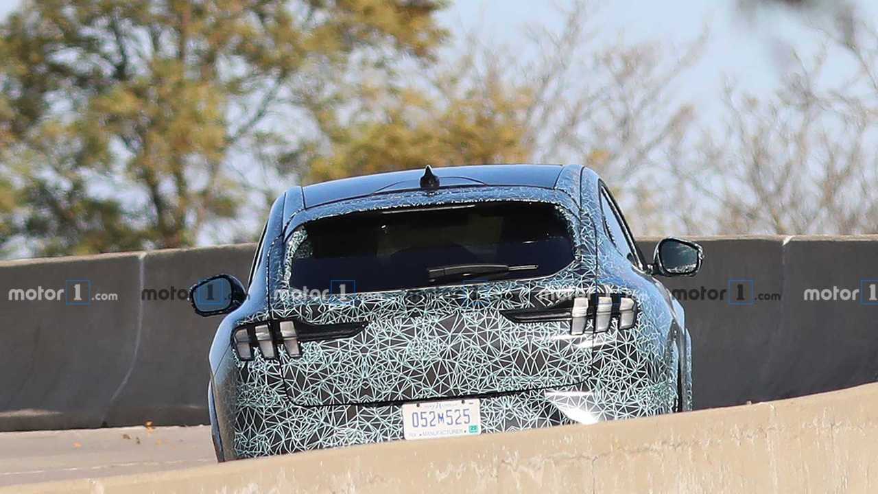 Ford, nuove foto spia del crossover elettrico