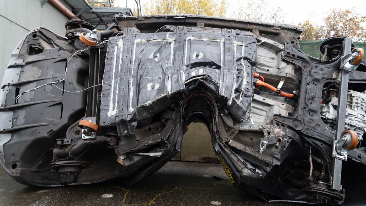 Auto elettriche, il crash test di Dekra