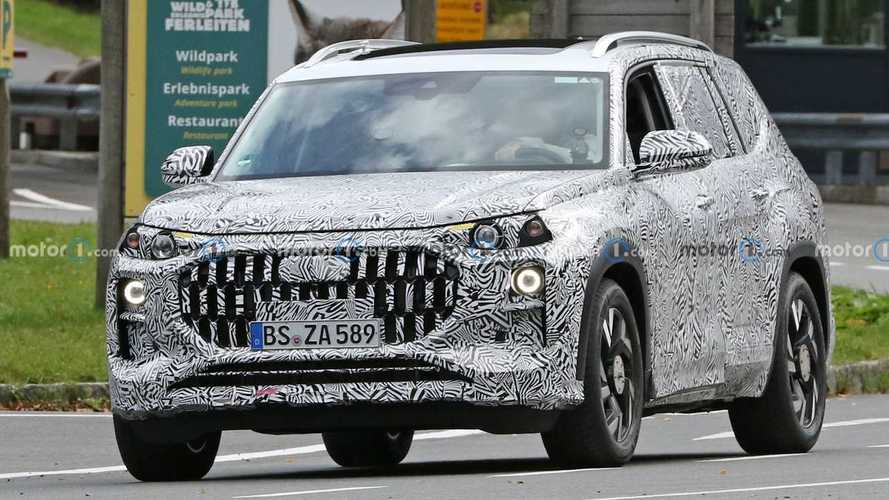 Audi Q9, nuove foto spia del mega SUV al Nurburgring