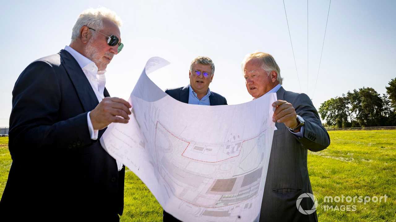 Lawrence Stroll, Otmar Szafnauer, Anthony Bamford at Aston Martin F1 ground breaking ceremony 2021