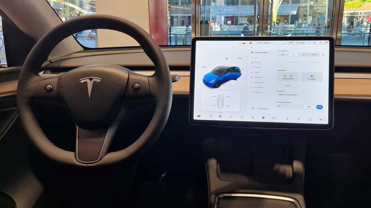 Tesla Model Y dal vivo