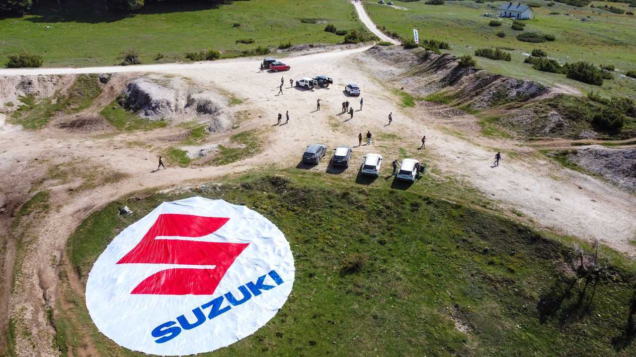 Suzuki Across Plug-in in fuori strada