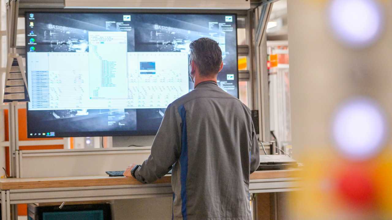 Volkswagen, lo stabilimento di Hannover - Linee di produzione del Multivan T7