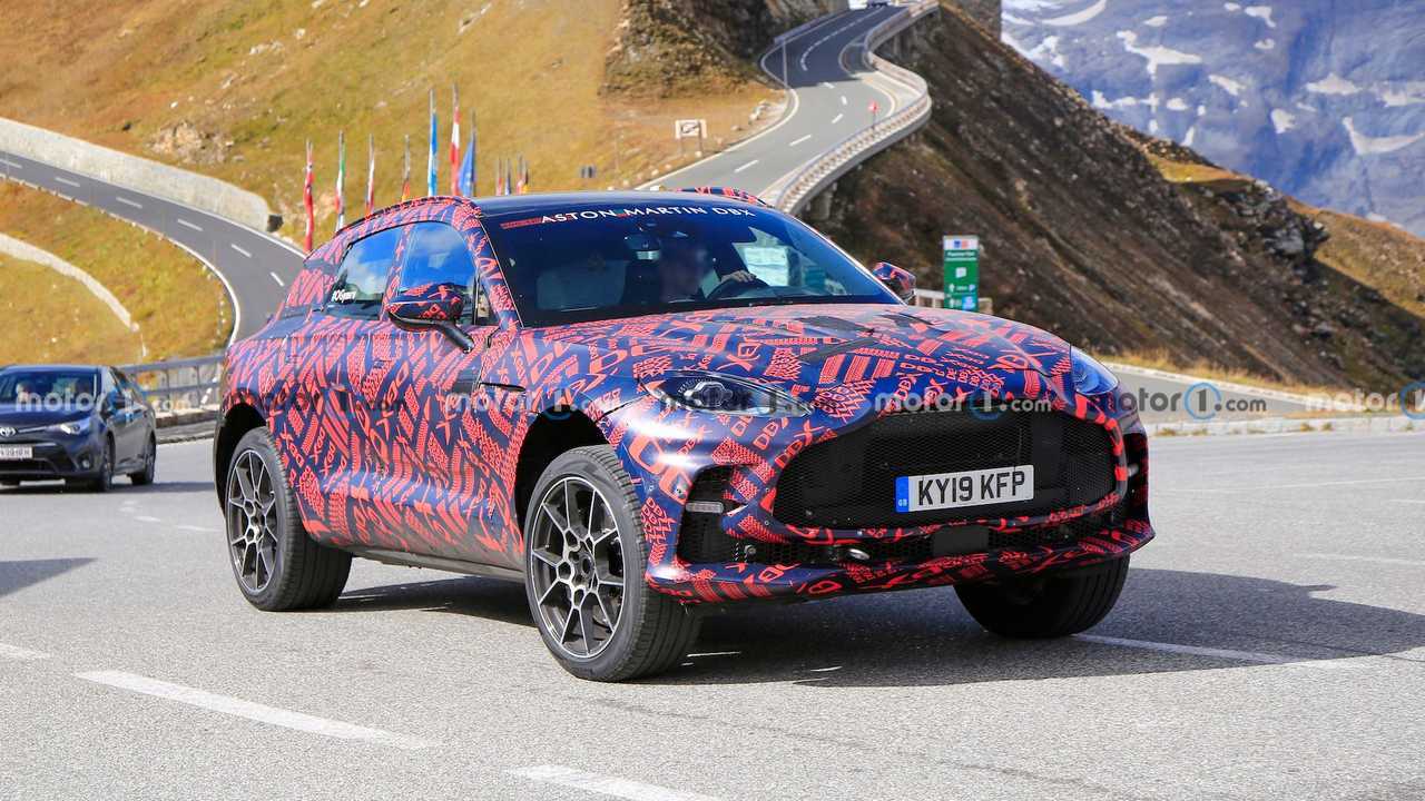 Aston Martin DBX S foto spia