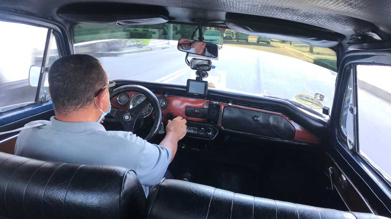Senhor Edson dirigindo seu táxi em Niterói - RJ