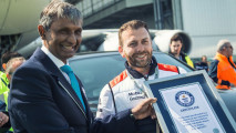 Porsche Cayenne S Diesel traina un'Airbus A380