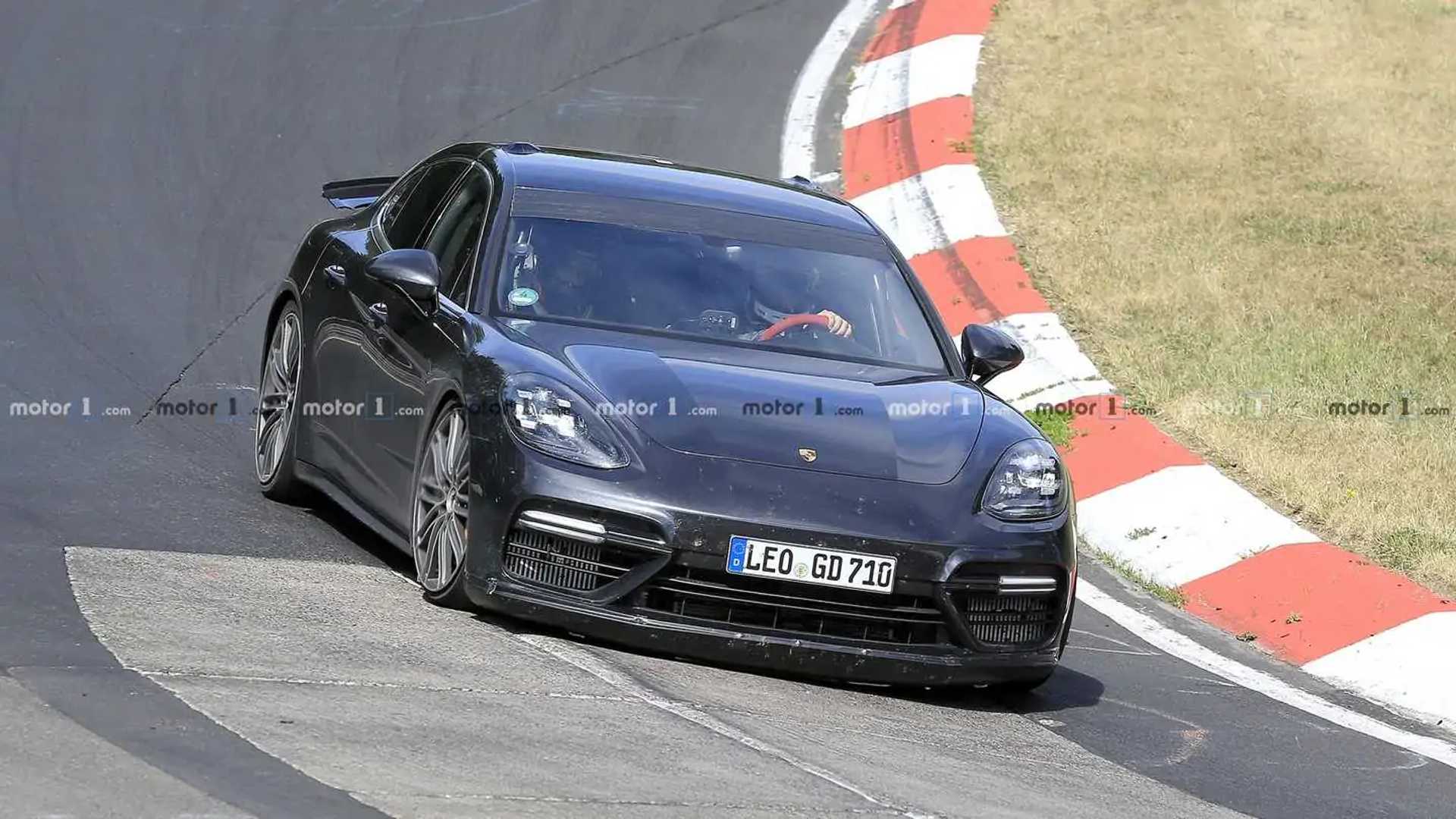 Porsche Panamera Facelift mit ungewöhnlichem Auspuff