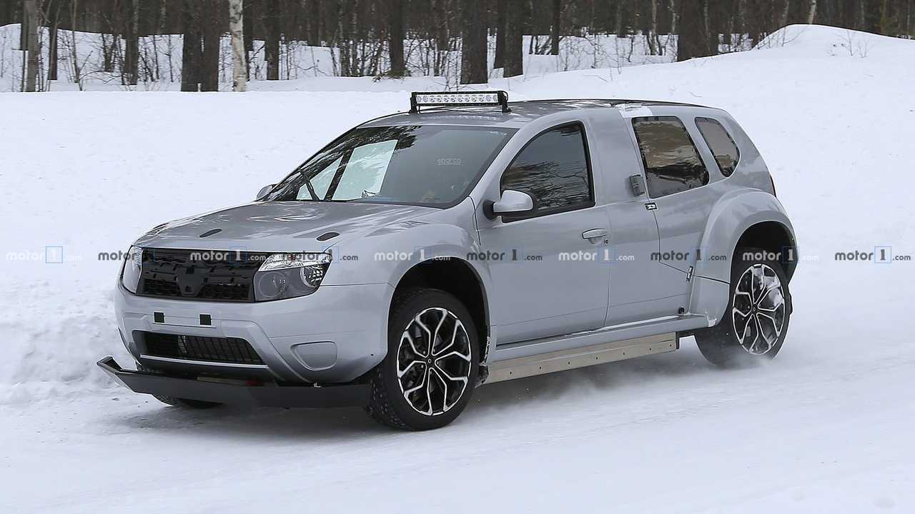Dacia Duster elettrica, le foto spia