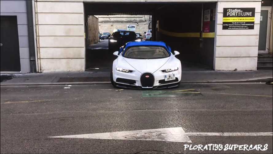 VIDÉO - Des Chiron heurtent le sol à la sortie d'un parking