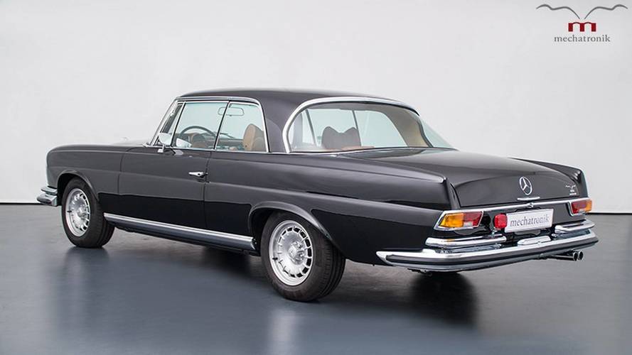 Mercedes-Benz W111 clásico, con motor 5.5 V8 AMG