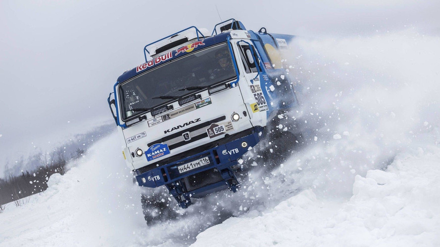 Un Kamaz en vídeo, saltando sobre la nieve