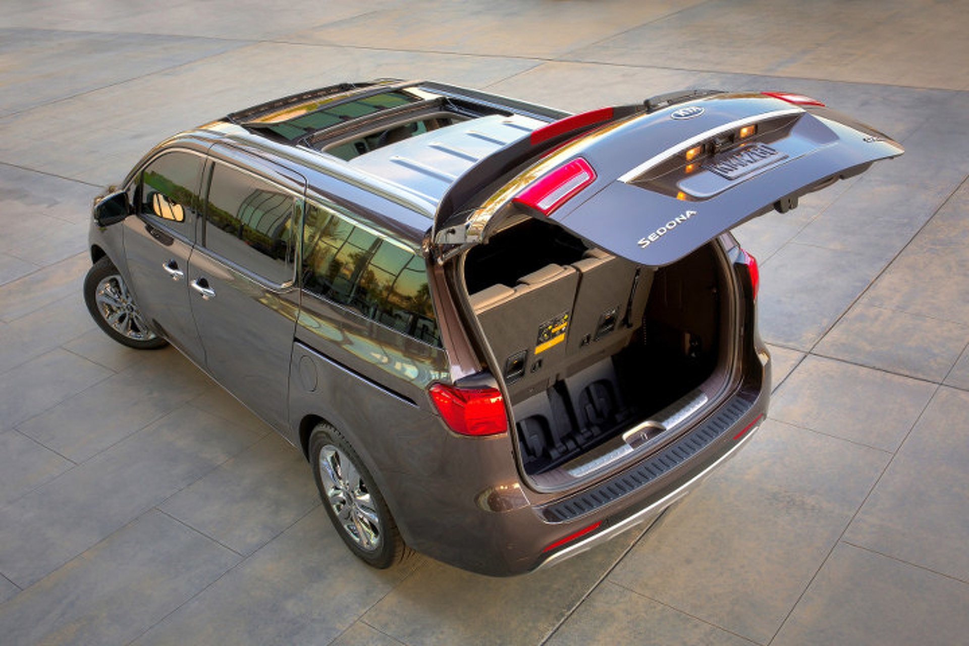 2015 Kia Sedona is the Minivan We Would Actually Drive