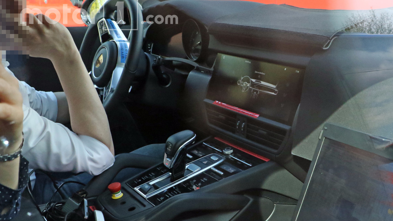 2018 Porsche Cayenne dashboard design