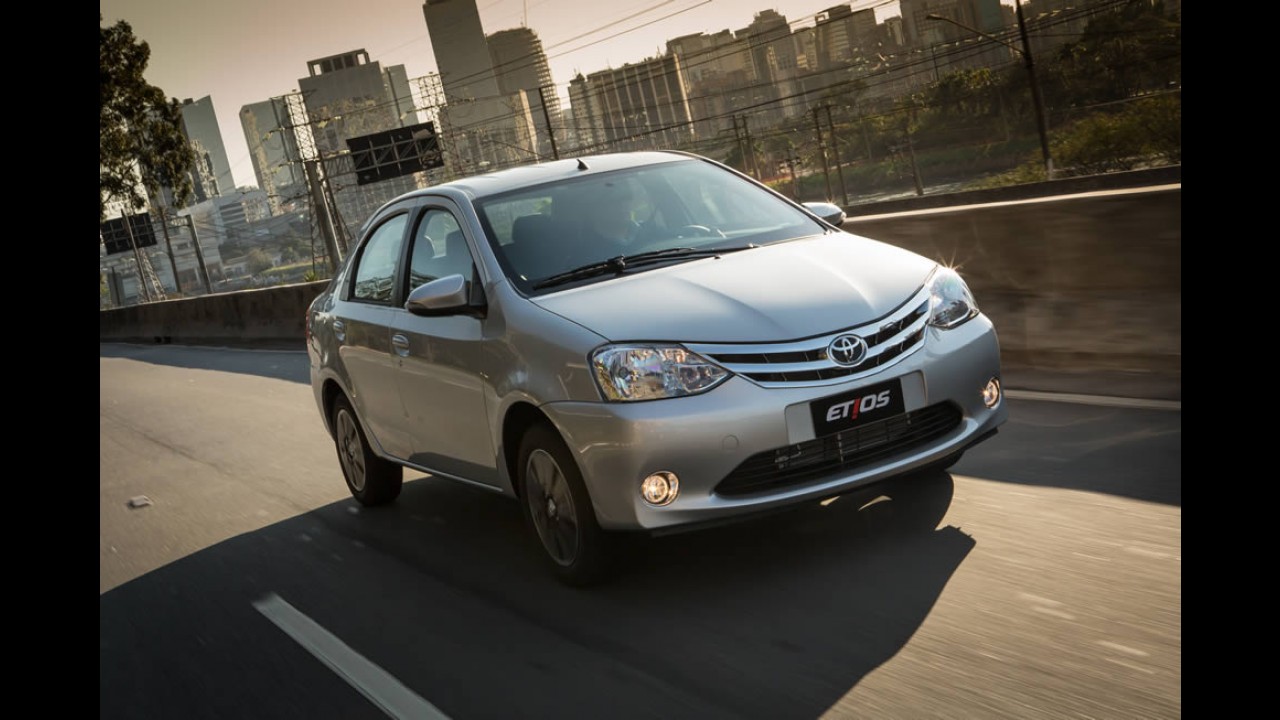 Sedãs compactos: Cobalt se isola na liderança e Etios Sedan avança