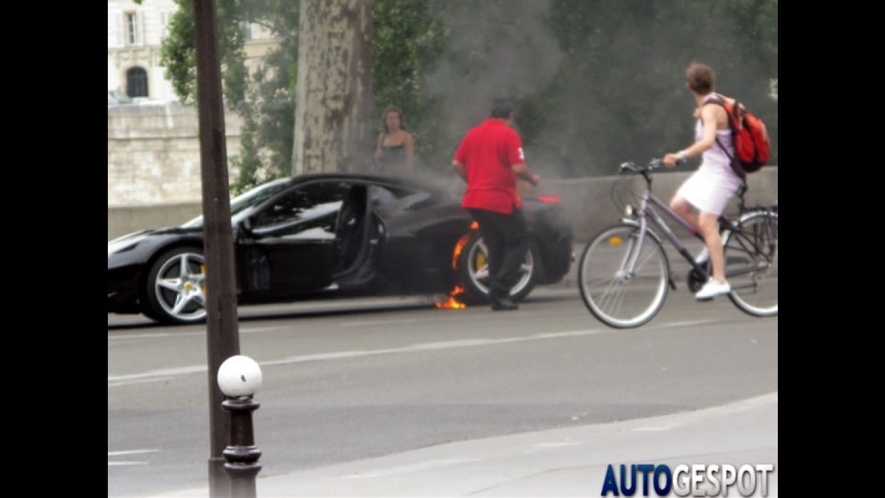 Mais uma! Ferrari 458 Italia pega fogo em Paris