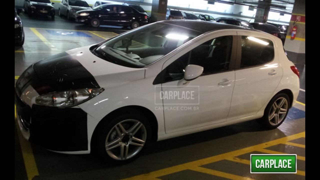 Novo Peugeot 308 é flagrado em shopping em SP - Fotos revelam acabamento interno