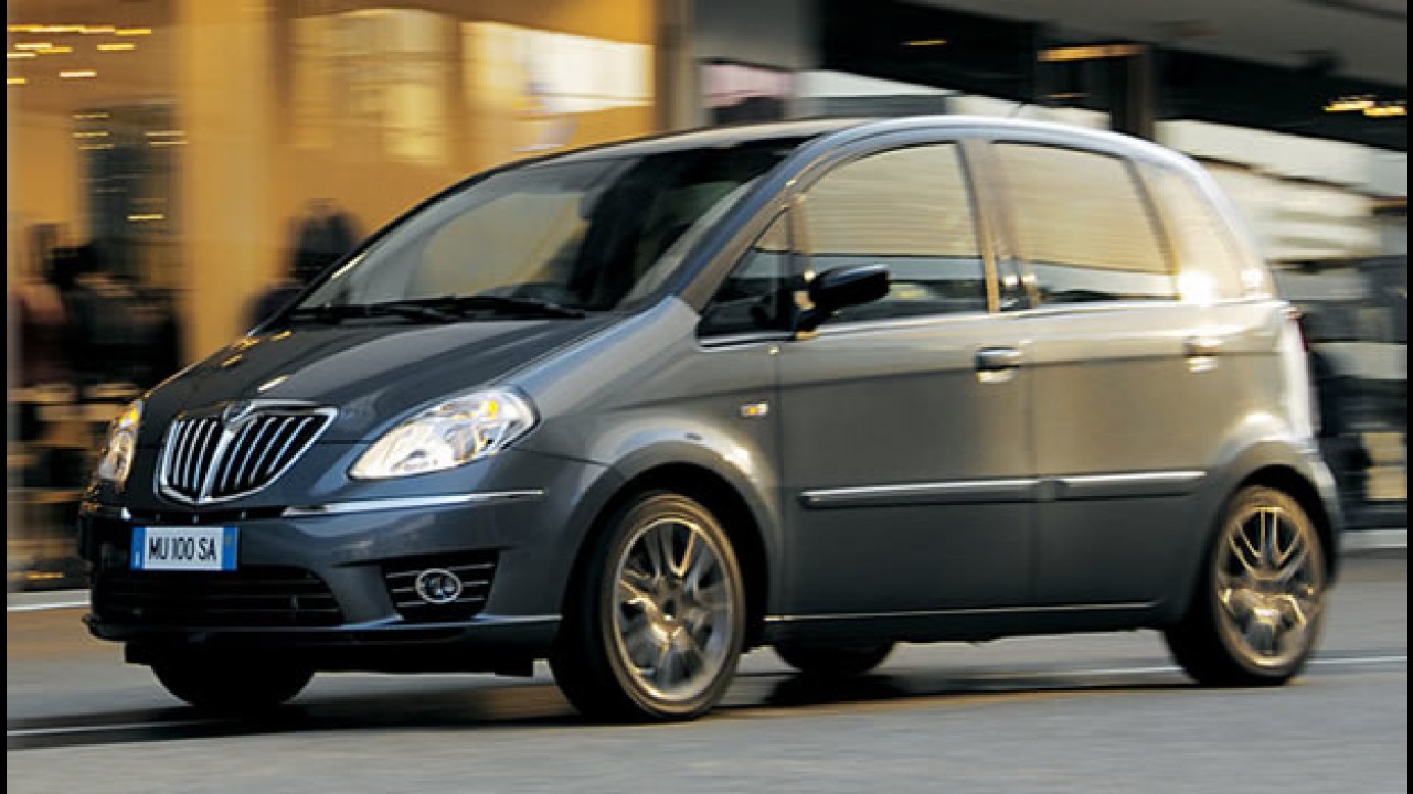 Leitor flagra Novo Fiat Idea 2011 camuflado - Modelo terá nova dianteira