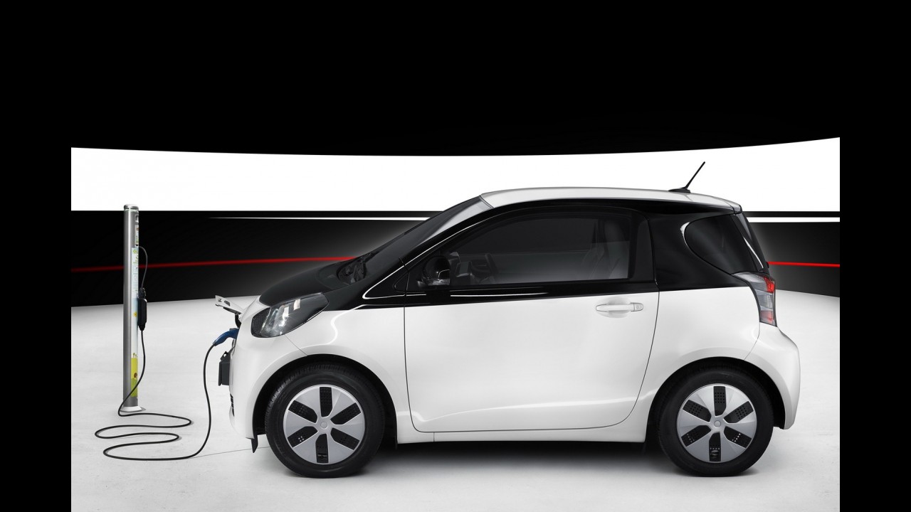 Toyota apresenta versão elétrica do iQ e promete lançar 21 modelos híbridos até 2015