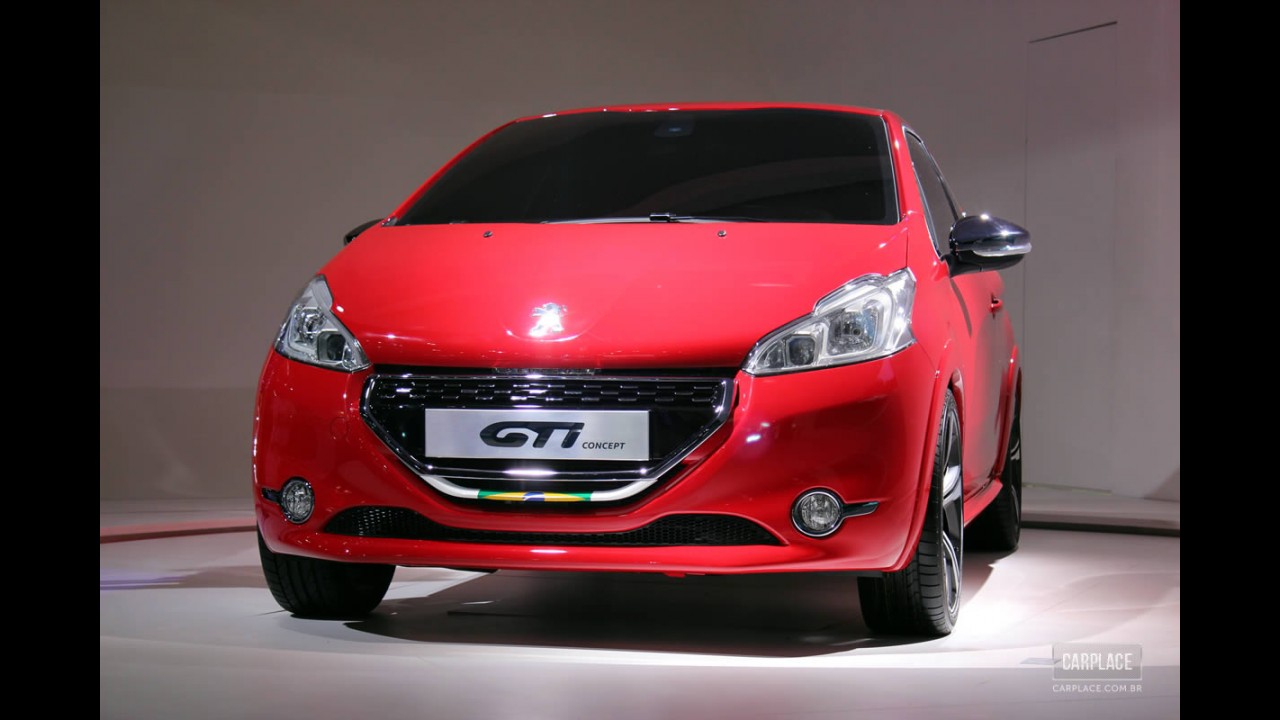 Salão do Automóvel: Peugeot 208 GTi e Ford Fiesta ST podem fazer briga de hot hatches em 2014