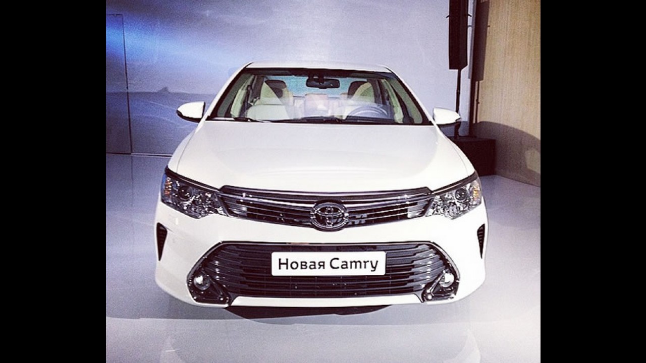 Toyota Camry 2015 com visual "menos sério" é revelado na Rússia
