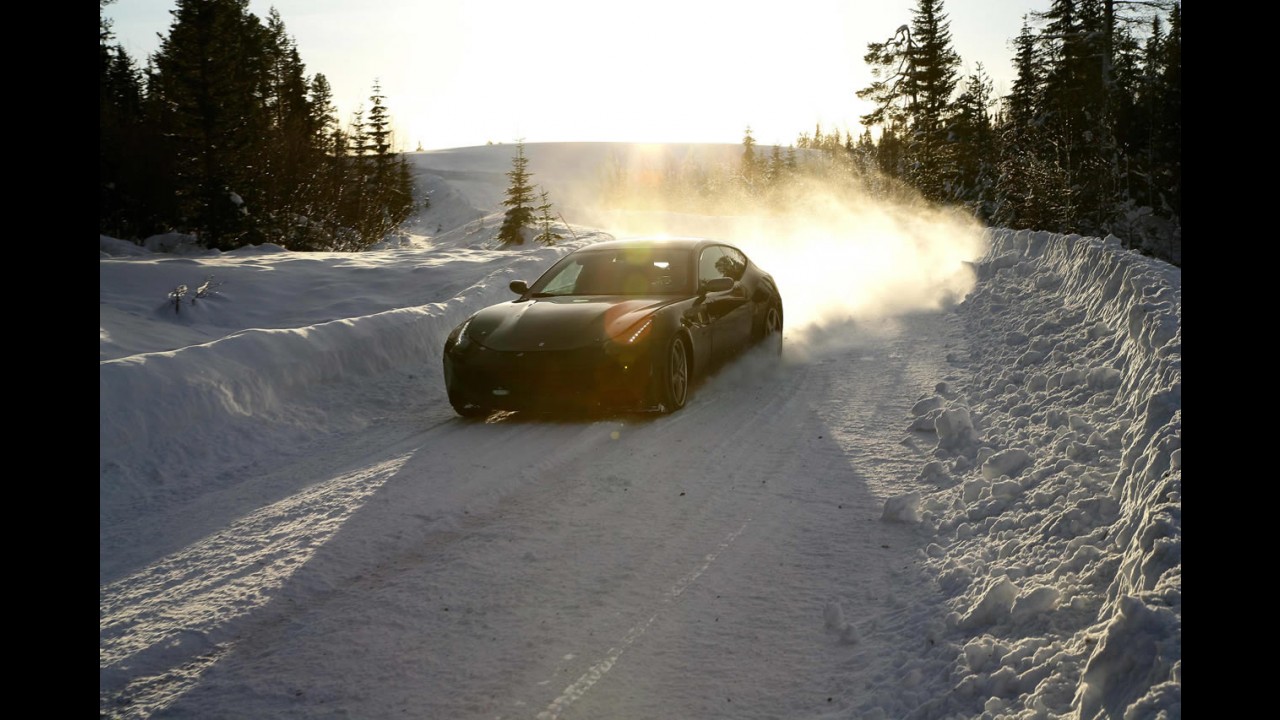 Ferrari divulga fotos da nova FF na neve