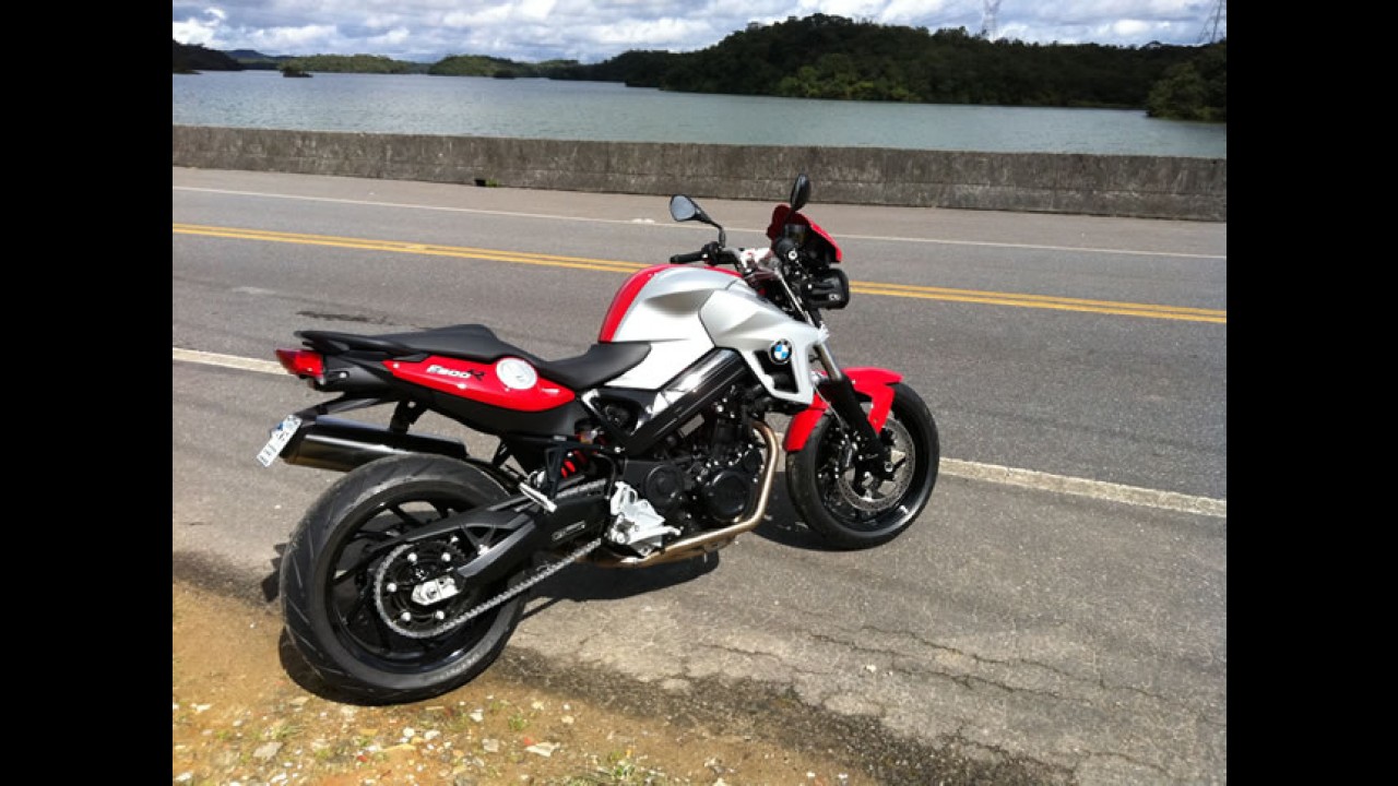 Avaliação: BMW F800R - Deitando com a pelada alemã