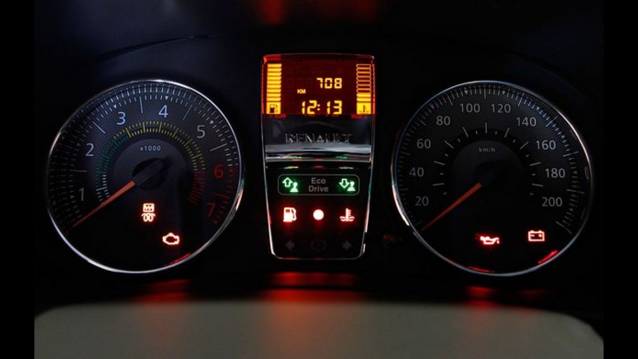 Renault Clio 2014 chega por R$ 23.990 e ganha indicador de troca de marcha
