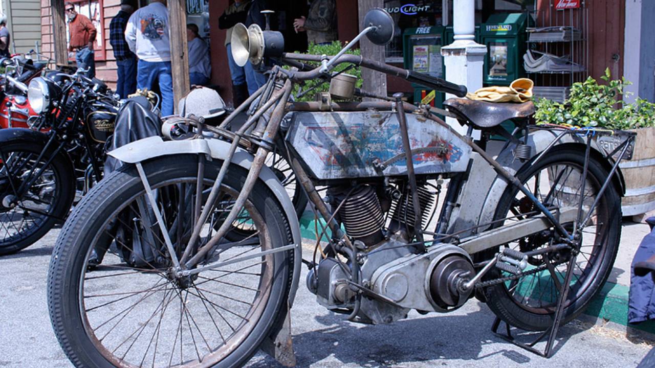 <strong>By 1912, Excelsior was owned by Arnold-Schwinn and Company of Chicago. The V-twin was offered in 820 and 1000cc versions. The company set the standard displacement for American dirt track racing in 1925, with the introduction of the 750cc SuperX. The road model cost $325.</strong>
