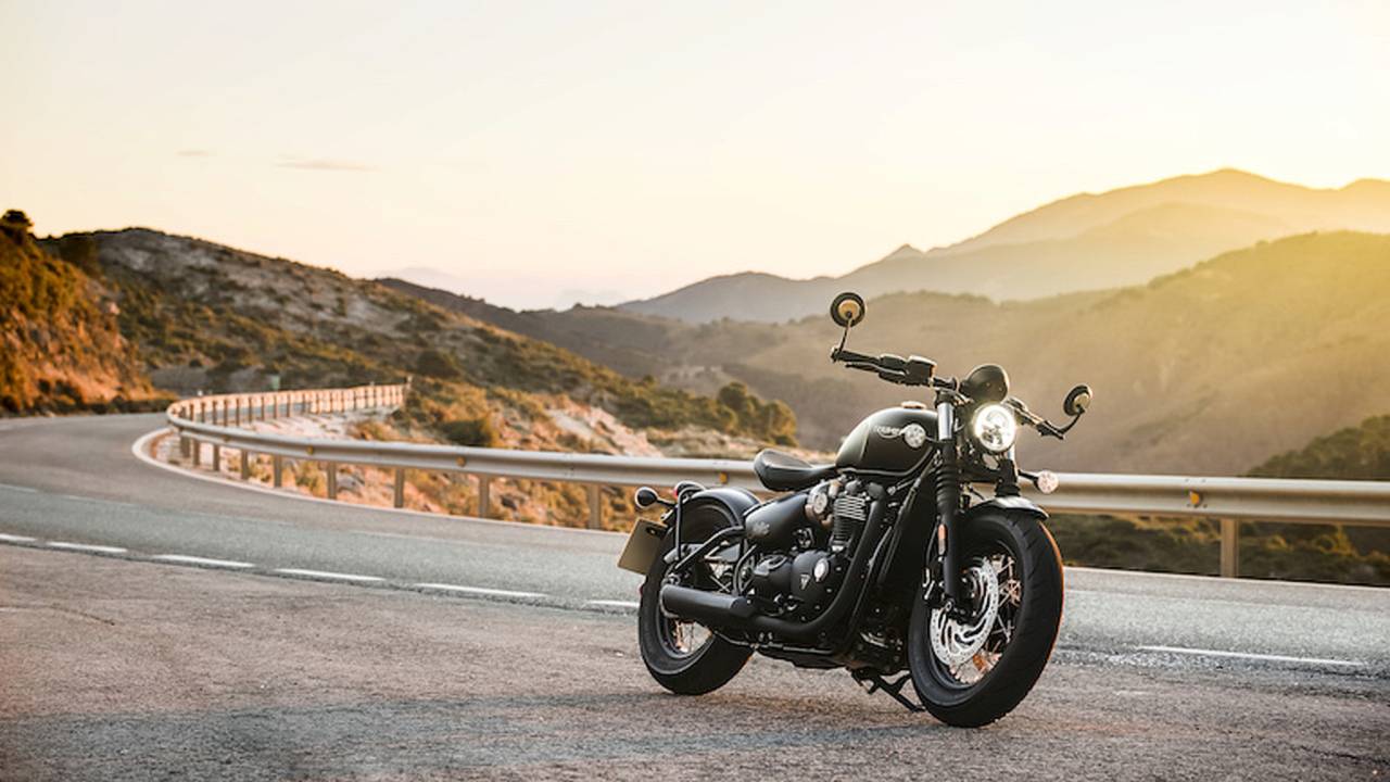 2018 Triumph Bonneville Bobber Black - First Ride