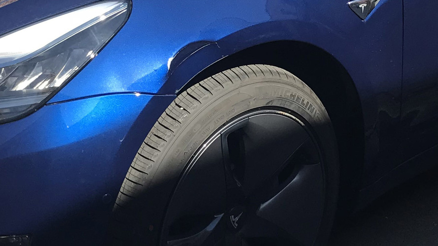 Tesla Model 3 Çamurluk Hasarı Yakın Çekim