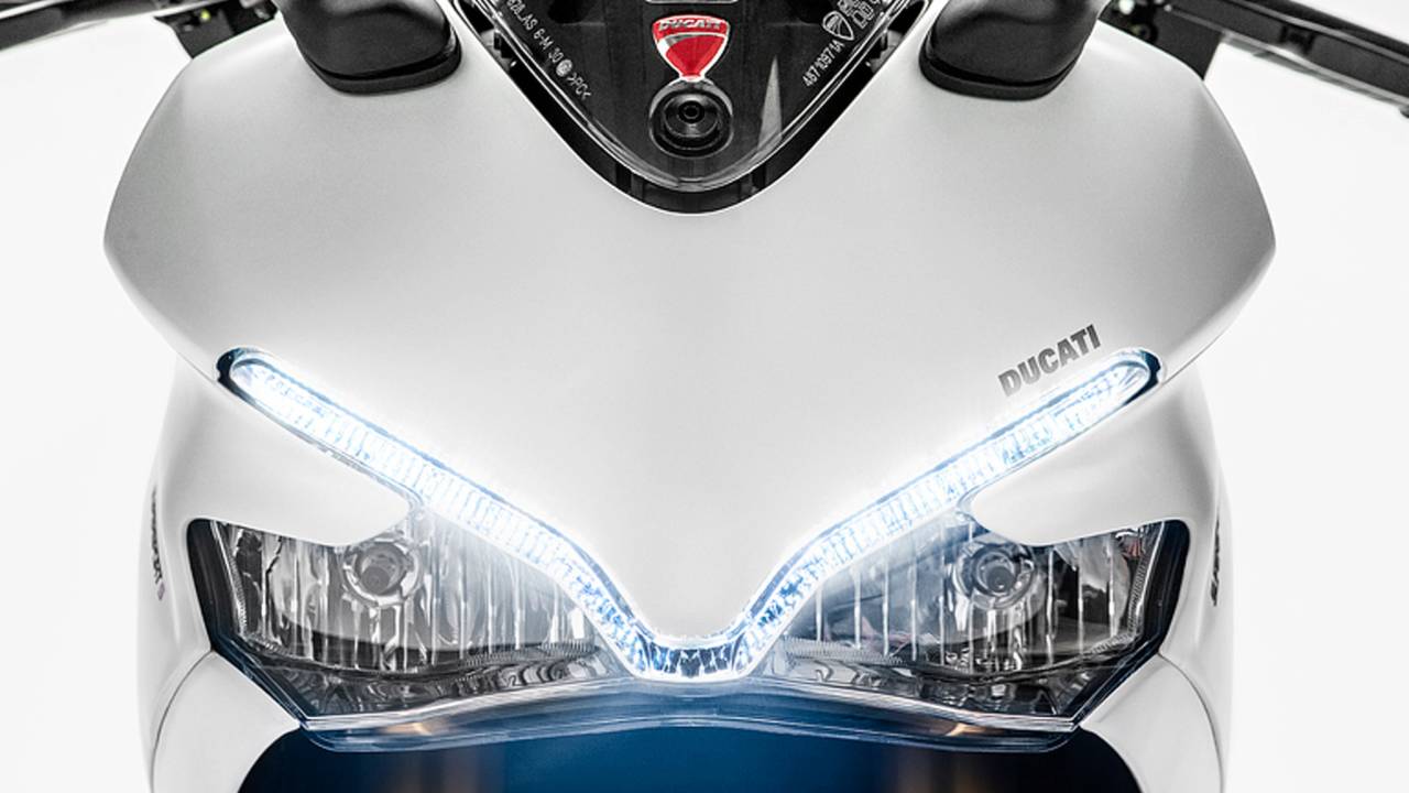 <strong>The SuperSport will be available in Ducati Stores by March 2017.</strong>
