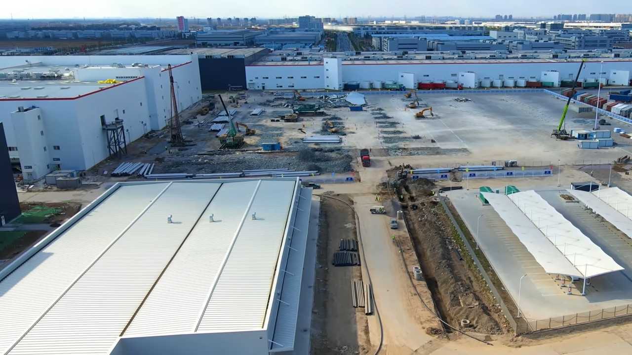 Tesla Gigafactory (source: Jason Yang)