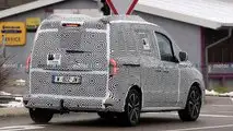 Mercedes-Benz T-Class nuova foto spia (posteriore tre quarti)