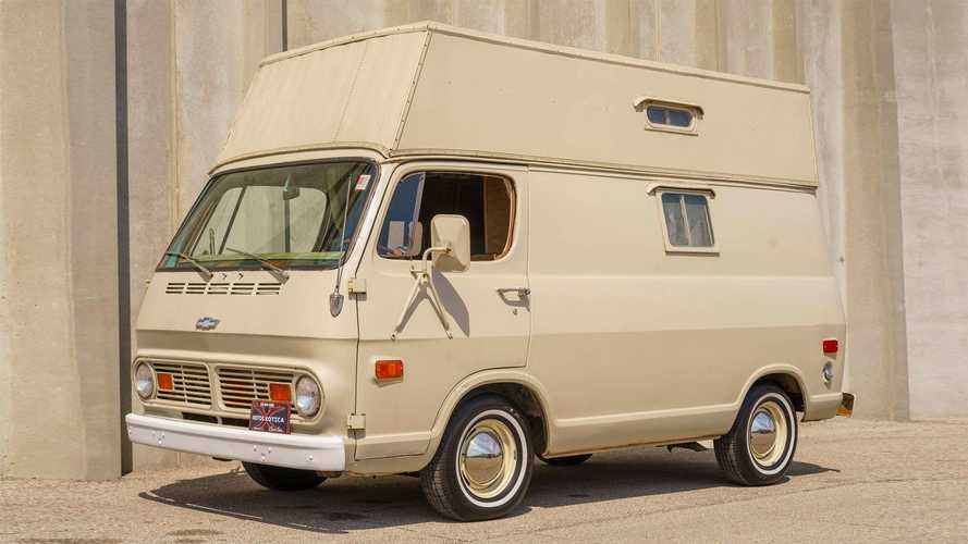 Esta furgoneta camper Chevrolet G20 sobrevive dignamente