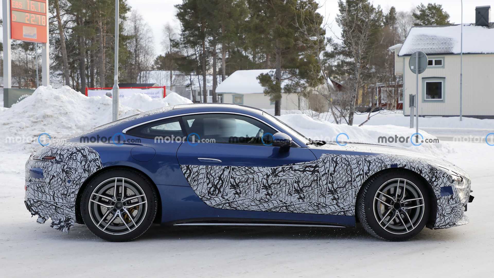 mercedes-amg-gt-side-view-facelift-spy-photo.jpg