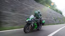 2023 Kawasaki Ninja H2 SX SE - Front Left Angle View - Riding 2