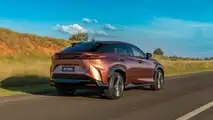 Lexus RZ 500e 2026 em movimento