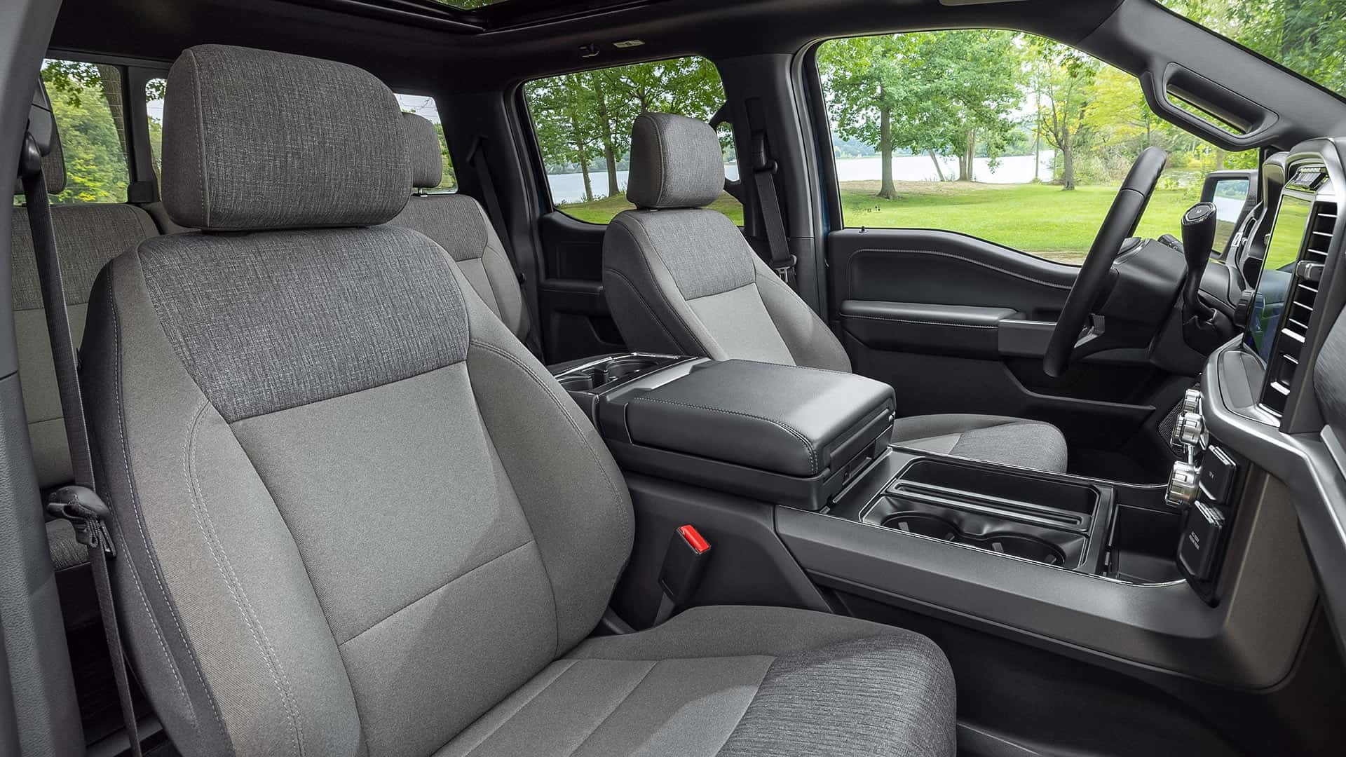 https://cdn.motor1.com/images/mgl/Ak30py/s1/ford-f-150-xlt-2026.jpg