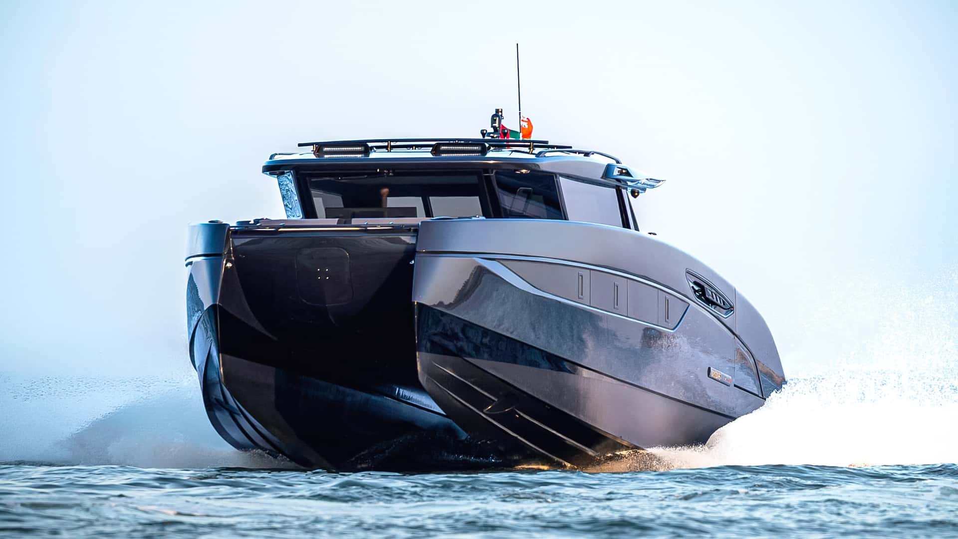 Brabus 打造 56 英尺奢華水翼動力艇，擁有 1,450 匹馬力