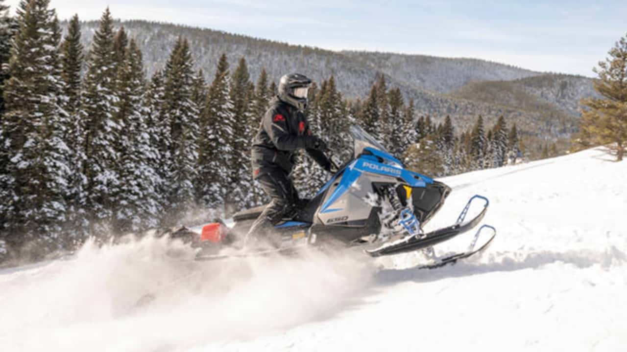 Лыжник чудом избежал столкновения со снегоходом и остался цел